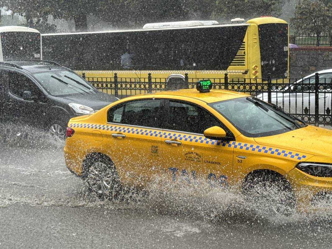 İstanbul’a sadece 5 dakika yetti! Meteoroloji uyarı üstüne uyarı yapmıştı 20